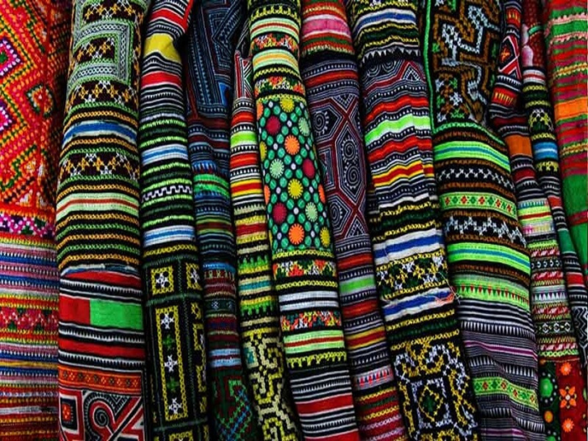 Những sản phẩm thổ cẩm được bày bán tại cửa hàng rất đa dạng.