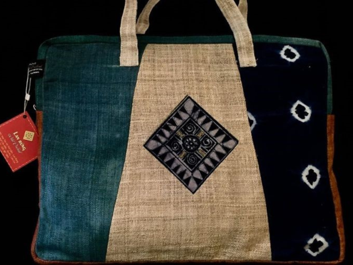 Các sản phẩm thổ cẩm thủ công tại Lan Rừng mang nét riêng nổi bật.