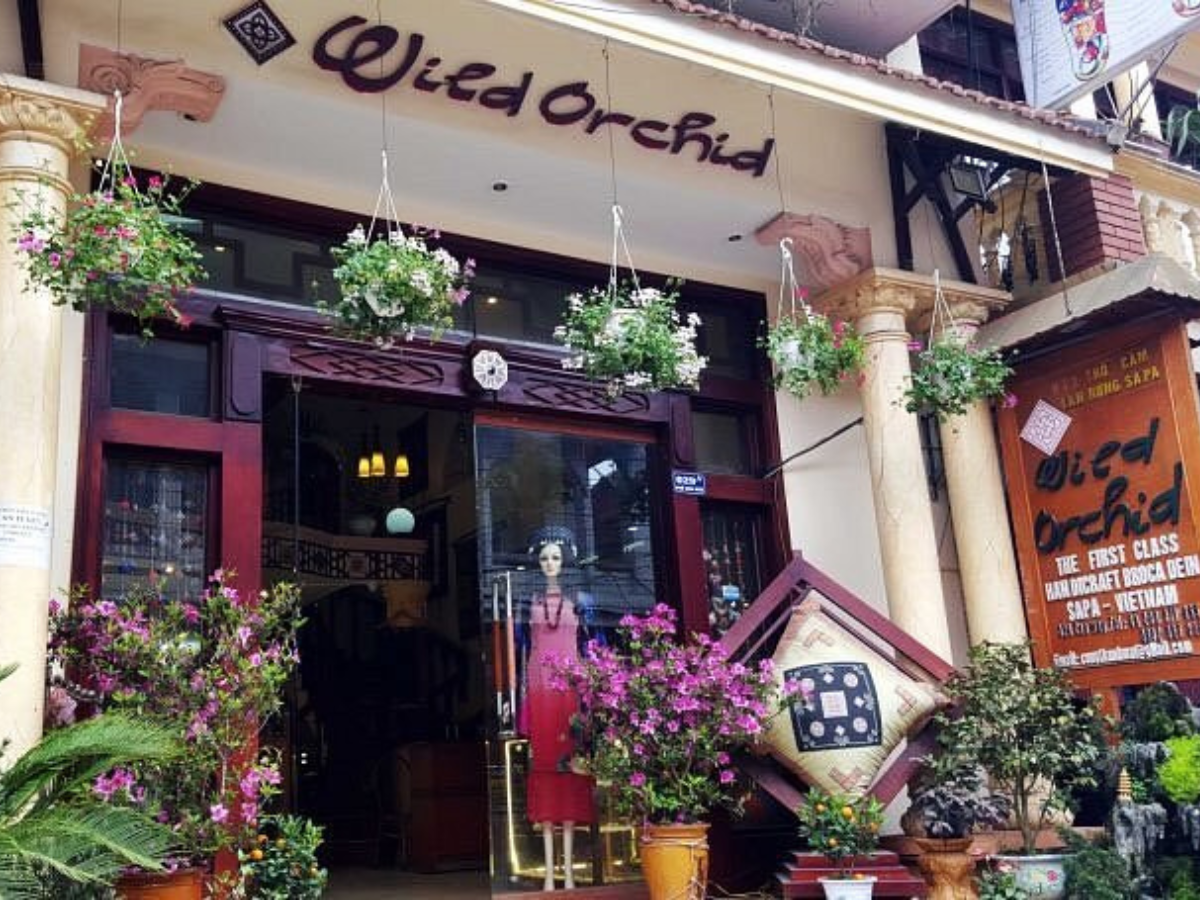 Cửa hàng Lan Rừng mang đến cho du khách những sản phẩm thổ cẩm thủ công chất lượng.