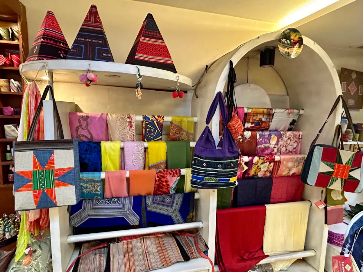 Lan Rừng bày bán đa dạng các sản phẩm thổ cẩm thủ công.