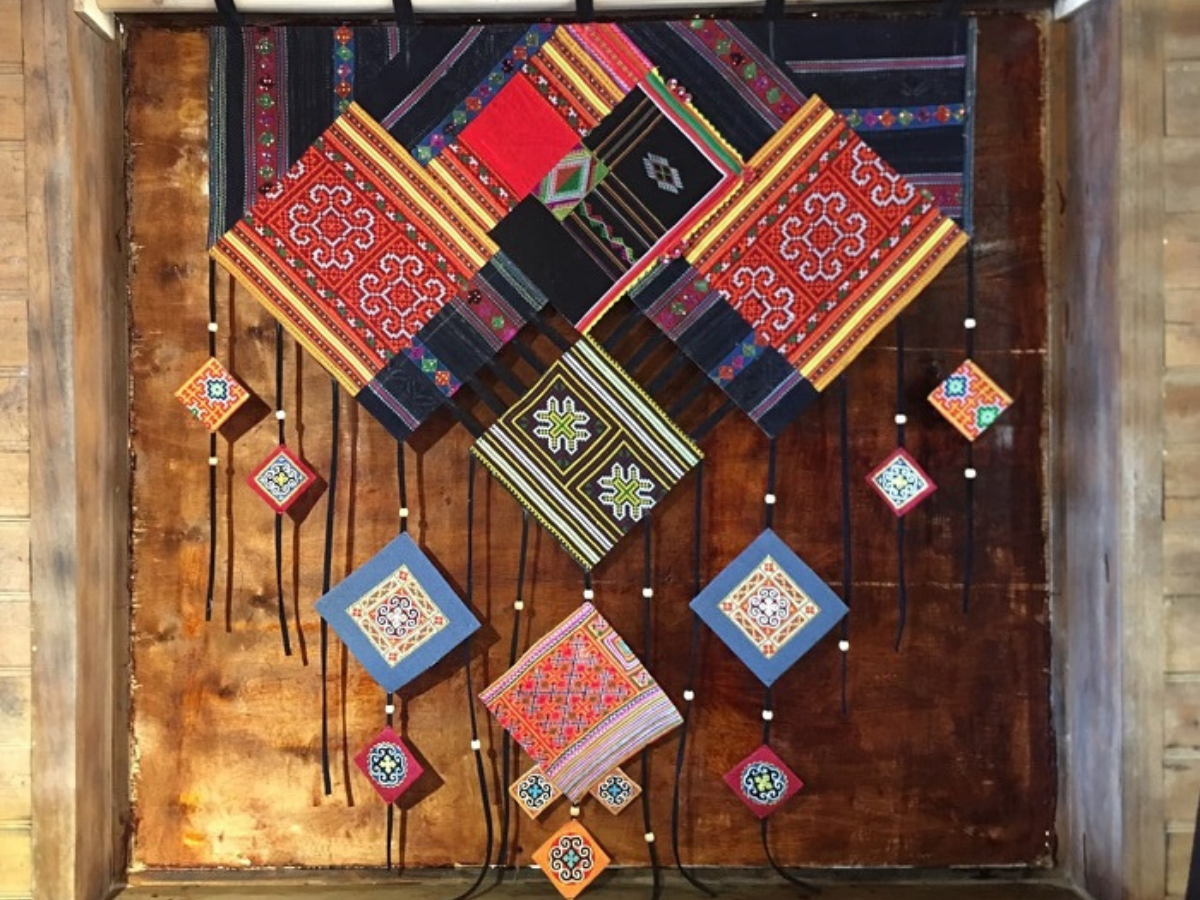 Các hoạ tiết được thêu tay tỉ mỉ, công phu.