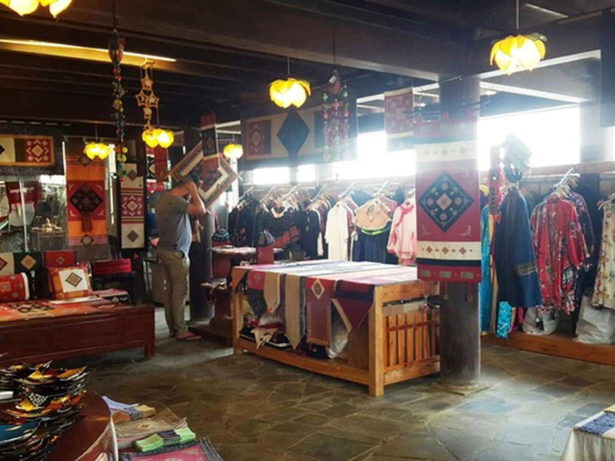 Mua sắm những sản phẩm thổ cẩm ấn tượng tại cửa hàng Lương Thuỷ.