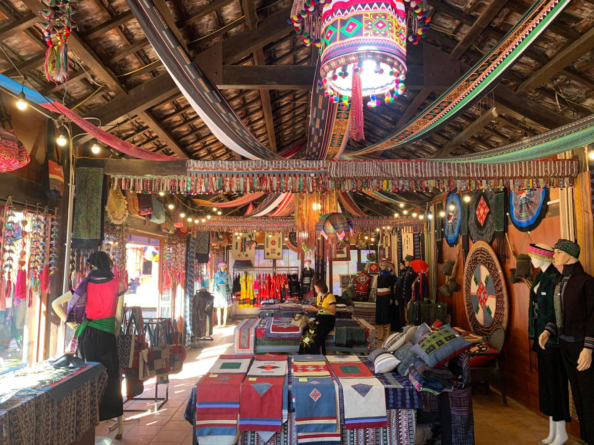 Cửa hàng Lương Thuỷ nổi tiếng với những mặt hàng đồ thổ cẩm phong phú và chất lượng.