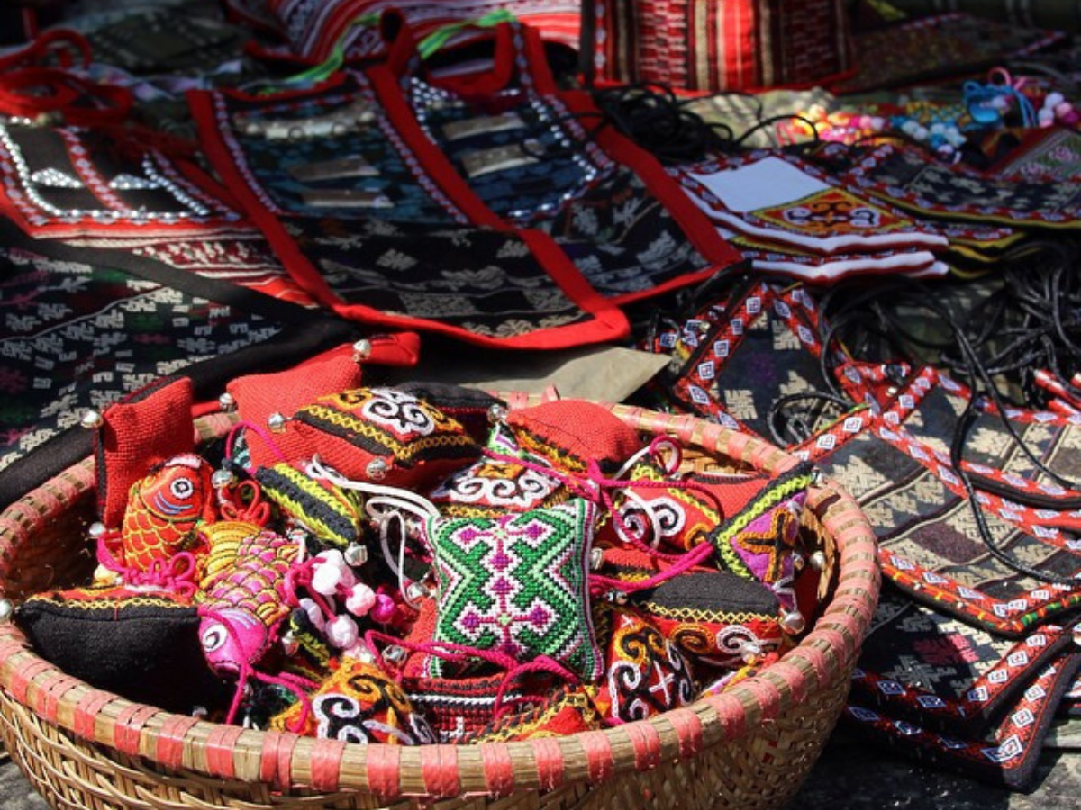 Những món quà lưu niệm nhỏ xinh gói gọn văn hoá Tây Bắc.