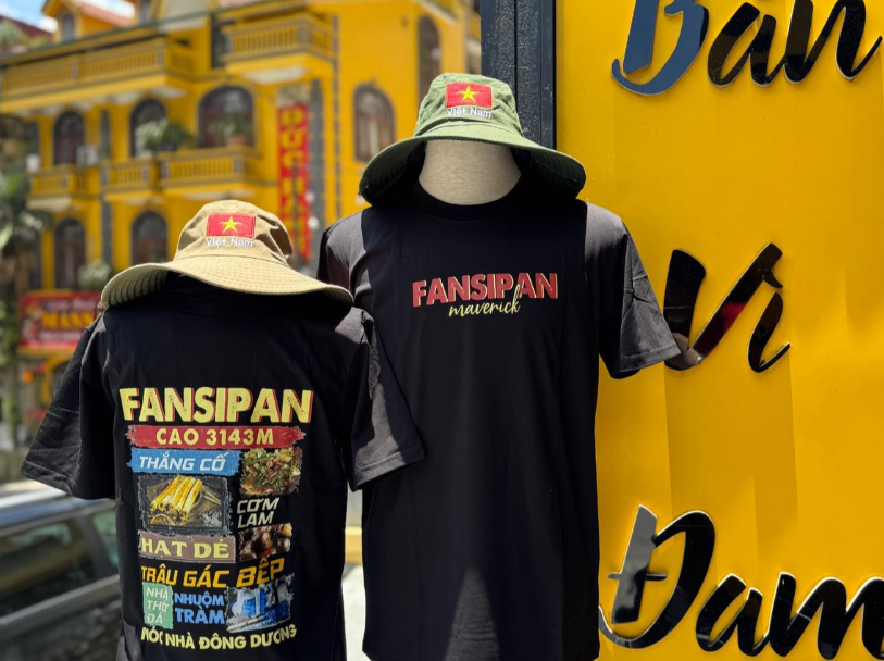 Mai Coffee & Souvenir Sapa còn cung cấp các sản phẩm quần áo kỷ niệm sau chuyến du lịch lên đỉnh Fansipan.