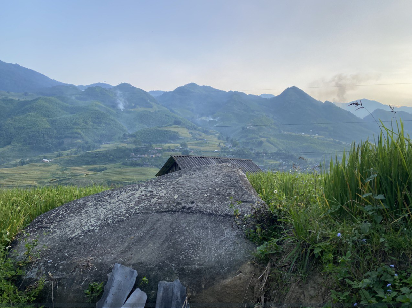 Du khách có thể được nghe câu chuyện về bãi đá cổ.