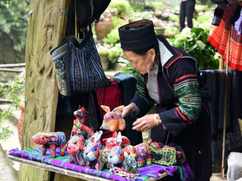 Bạn sẽ được chứng kiến tận mắt quy trình làm việc tỉ mỉ của người dân tộc.