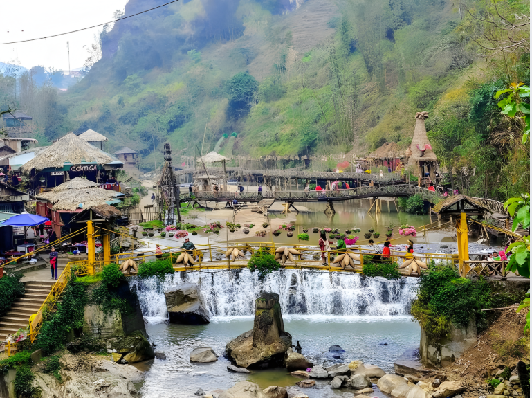 Kiến trúc nhà sàn H'Mông ở đây được xây dựng bằng gỗ tự nhiên.