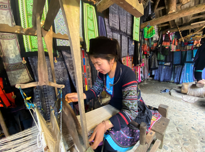 Bản Cát Cát là nơi lưu giữ những làng nghề thủ công.