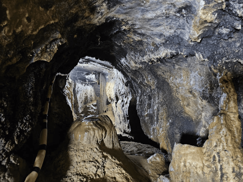 Động Tả Phìn với nhiều khối nhũ đá độc đáo.