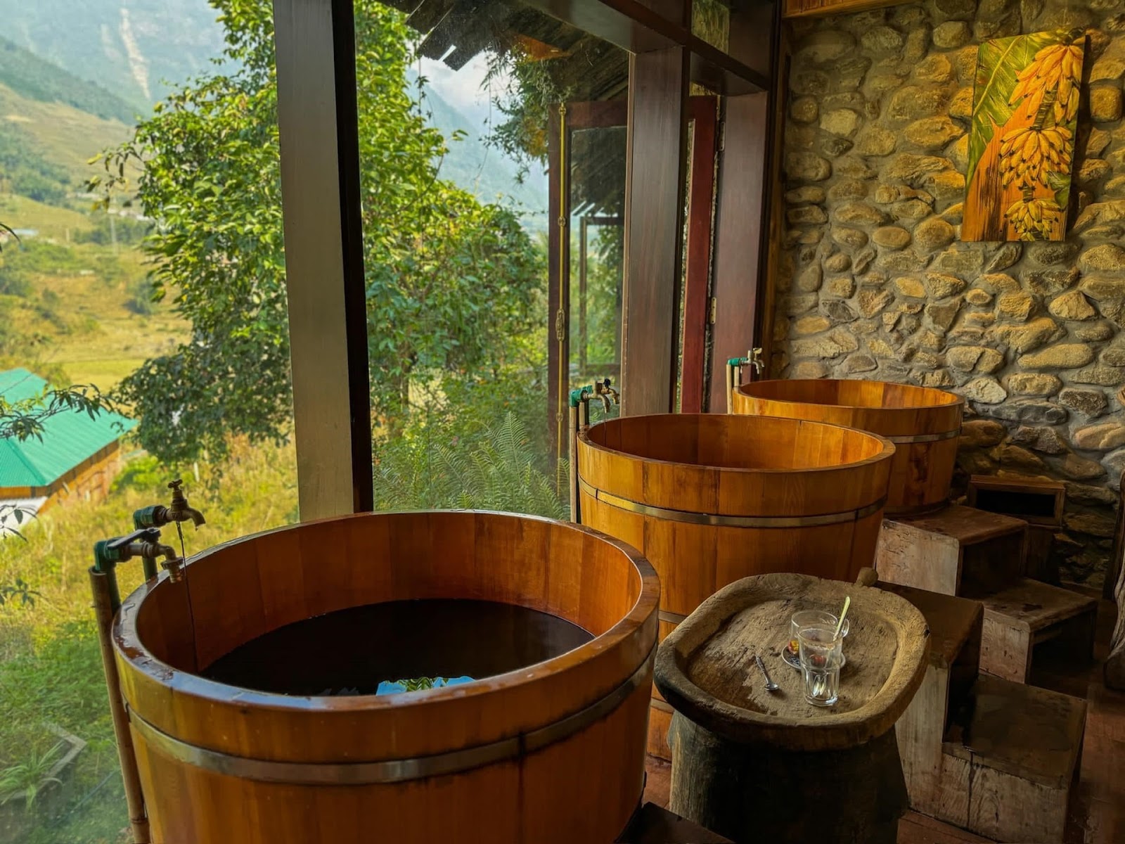 Tắm lá Dao đỏ là liệu trình thư giãn được nhiều du khách yêu thích.