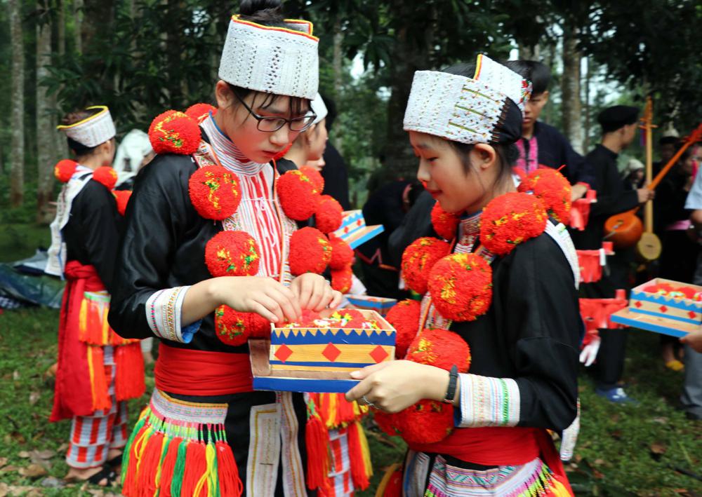 Trang phục truyền thống nổi bật với họa tiết màu đỏ của người dân bản Tả Phìn.