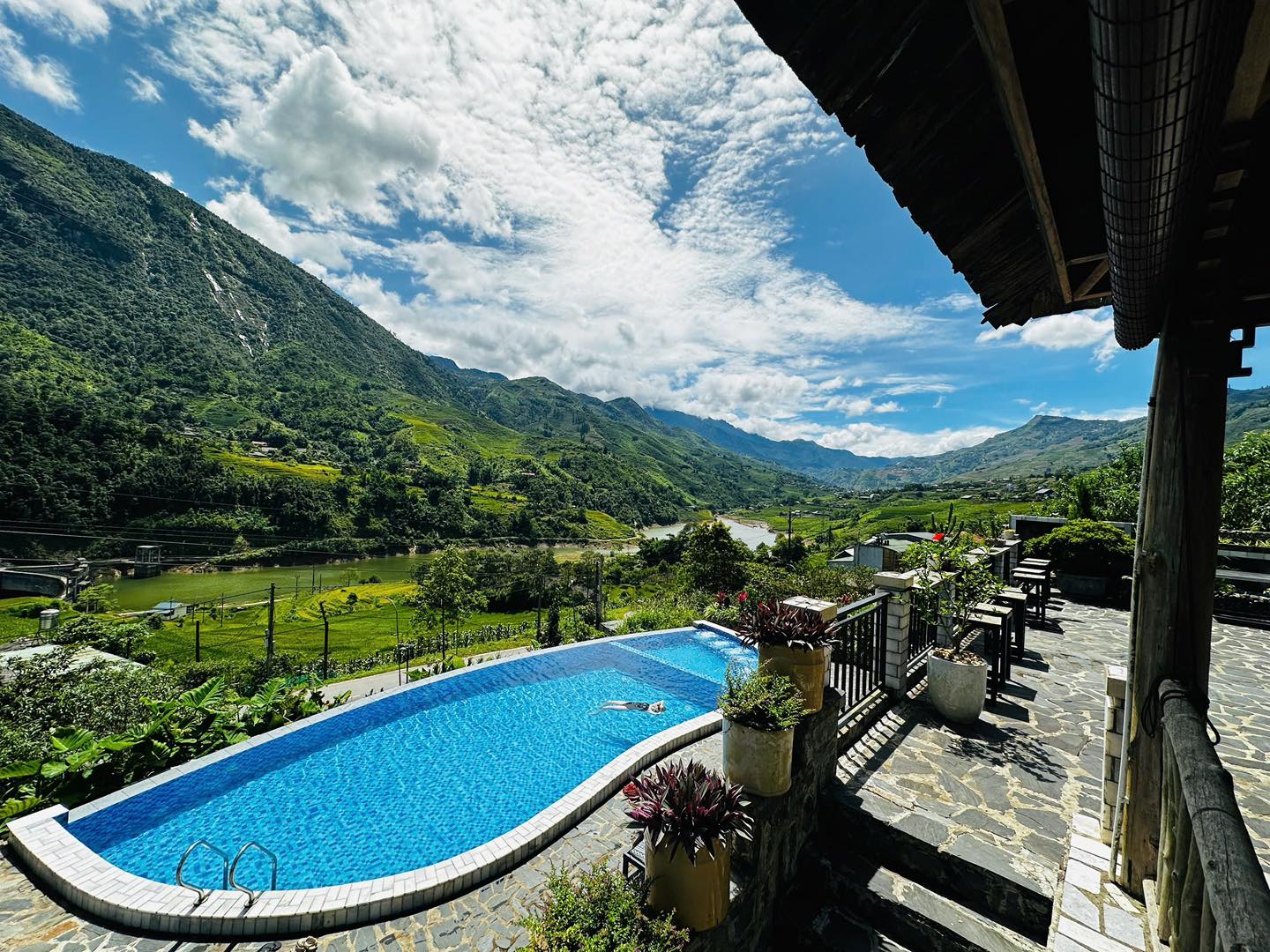 Bể bơi ngoài trời là biểu tượng của Sapa Eco Villas & Spa.