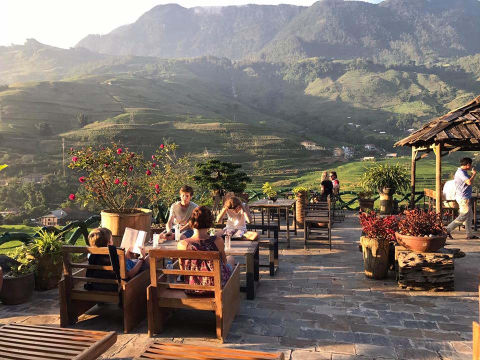 Nhà hàng Lá Dao Spa & Coffee House với view ngắm cảnh hùng vĩ du khách không nên bỏ lỡ.