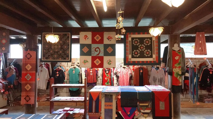 Những tấm vải thổ cẩm rực rỡ sắc màu, kết tinh từ bàn tay khéo léo của đồng bào vùng cao.