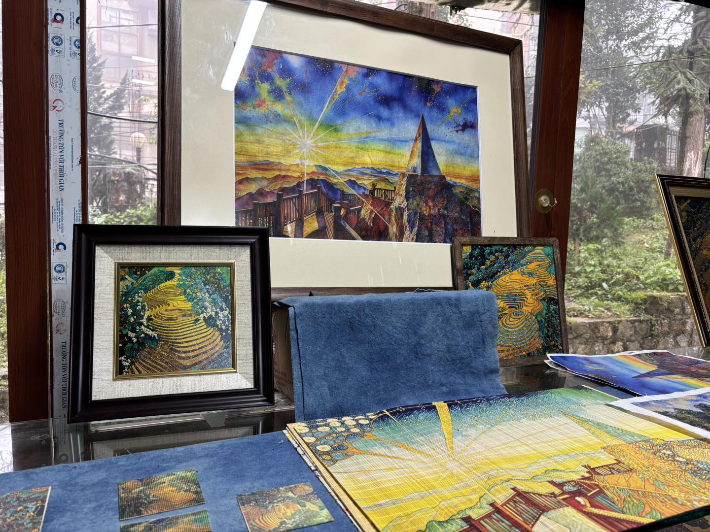 Tác phẩm tranh tái hiện cảnh quan ngoạn mục trên đỉnh Fansipan trong mây trời Tây Bắc.