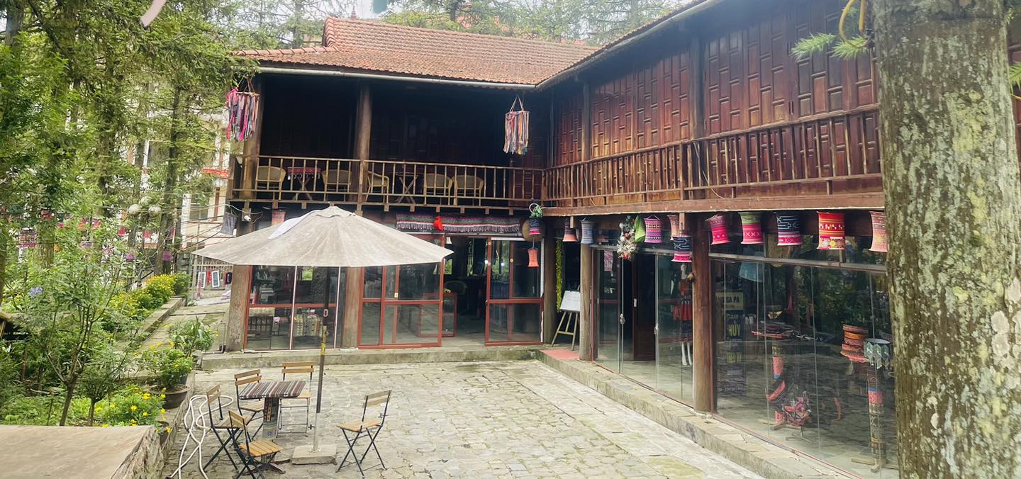 Không gian nhà sàn cùng hiện vật gắn liền đời sống người dân bản địa được lưu giữ tại Bảo tàng Sa Pa.