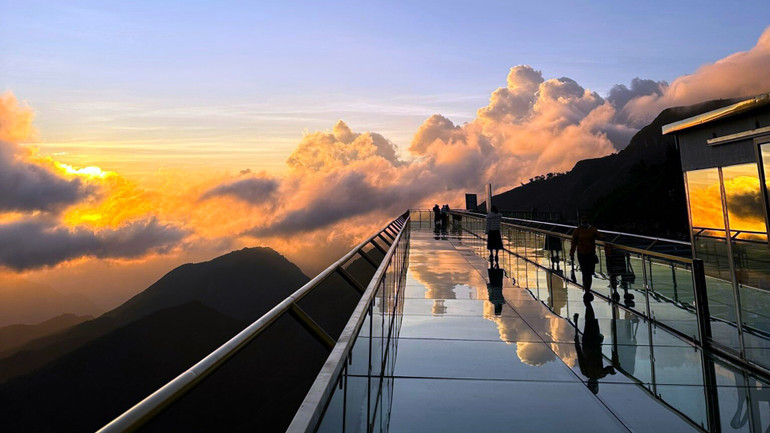 Khoảnh khắc săn mây kỳ diệu trên Cầu kính Rồng Mây – trải nghiệm chỉ có ở Tây Bắc. 