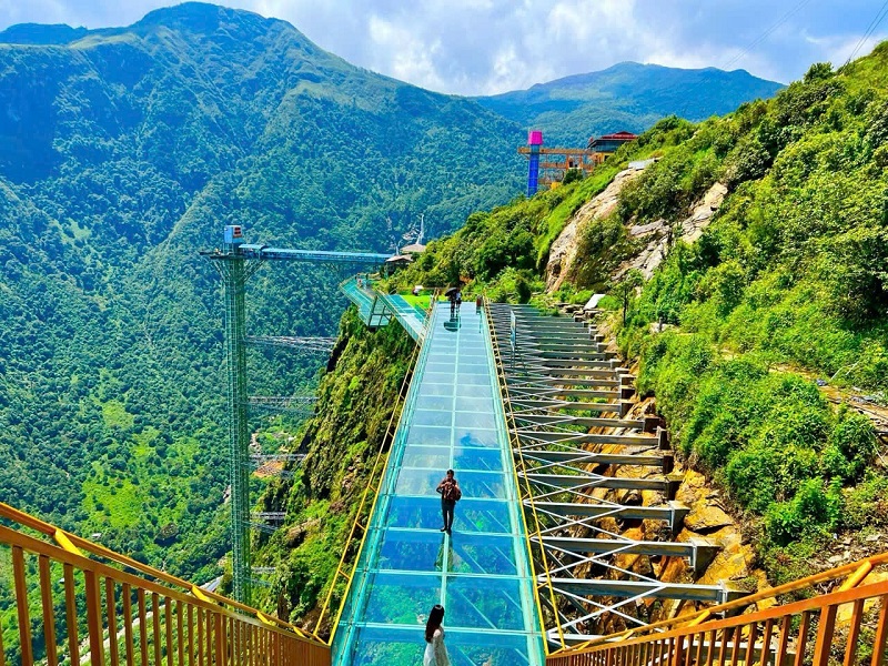 Độ cao khủng của cây cầu thu hút những du khách ưa mạo hiểm.