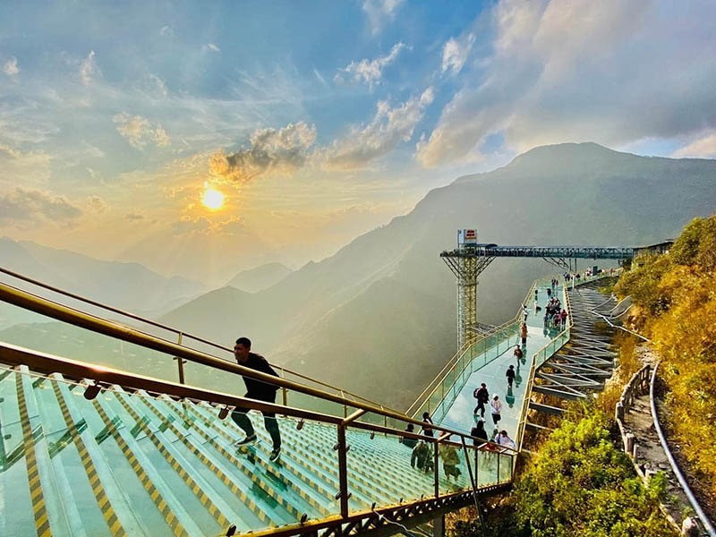 Khoảnh khắc trời mùa thu trong xanh, du khách có thể ngắm nhìn toàn cảnh núi non hùng vĩ. 