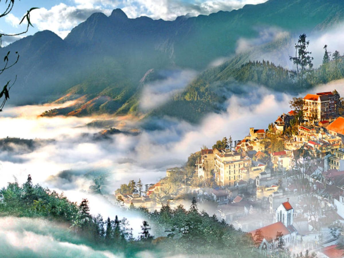 Thị trấn Sa Pa trong sương sớm, khung cảnh mở đầu cho hành trình tìm chốn nghỉ giữa núi rừng Tây Bắc