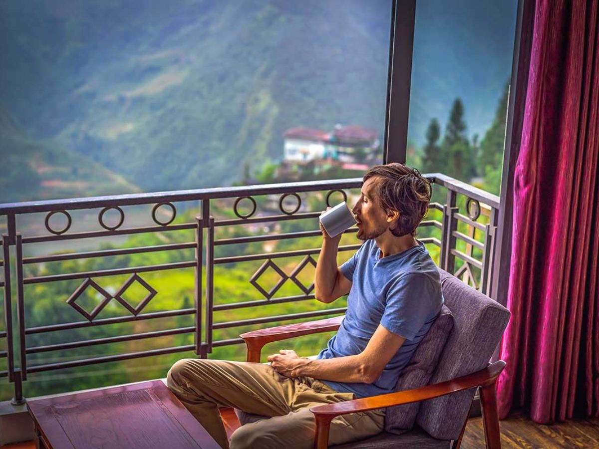 Tách trà nóng bên cửa sổ khách sạn, giây phút an yên khép lại hành trình đặt phòng trọn vẹn