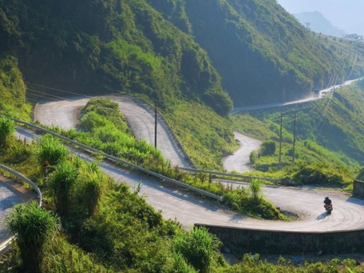 Đoạn đèo cuối cùng từ Lào Cai lên Sa Pa với khúc cua và cảnh núi rừng hùng vĩ, cần tập trung lái an toàn. 