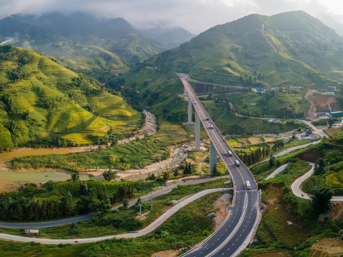 Cung đường cao tốc Nội Bài – Lào Cai dẫn thẳng tới Sa Pa, thích hợp cho hành trình tự lái nhóm bạn hoặc gia đình.