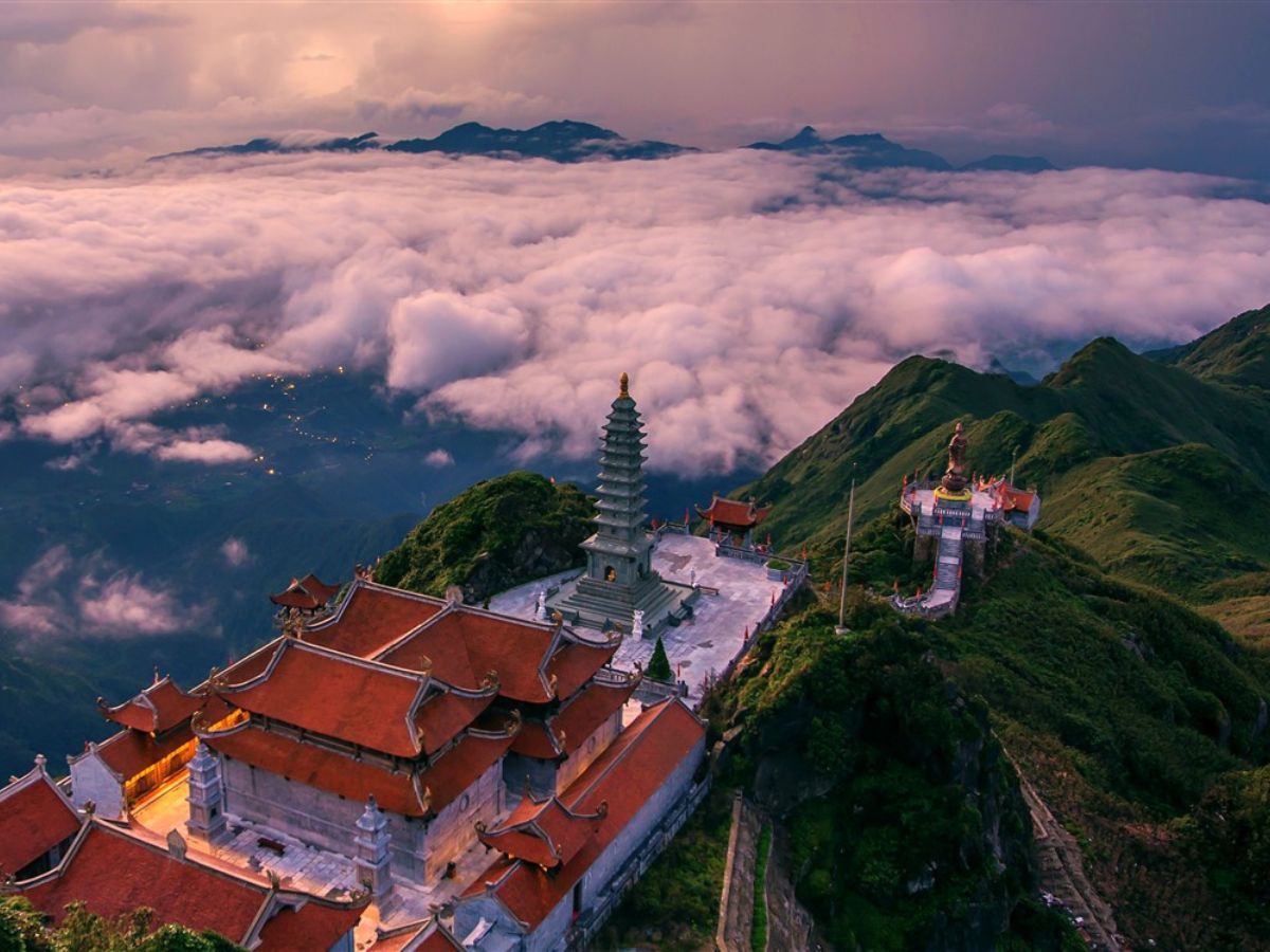 Đỉnh Fansipan – Nóc nhà Đông Dương, điểm đến huyền thoại, nơi biển mây cuộn trào dưới chân người lữ khách. 