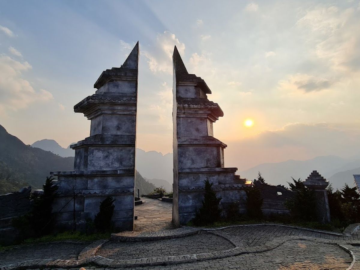 Dừng chân tại Cổng Trời Sa Pa bằng ô tô để ngắm toàn cảnh đồi núi và mây trắng — điểm check-in hoàn hảo. 