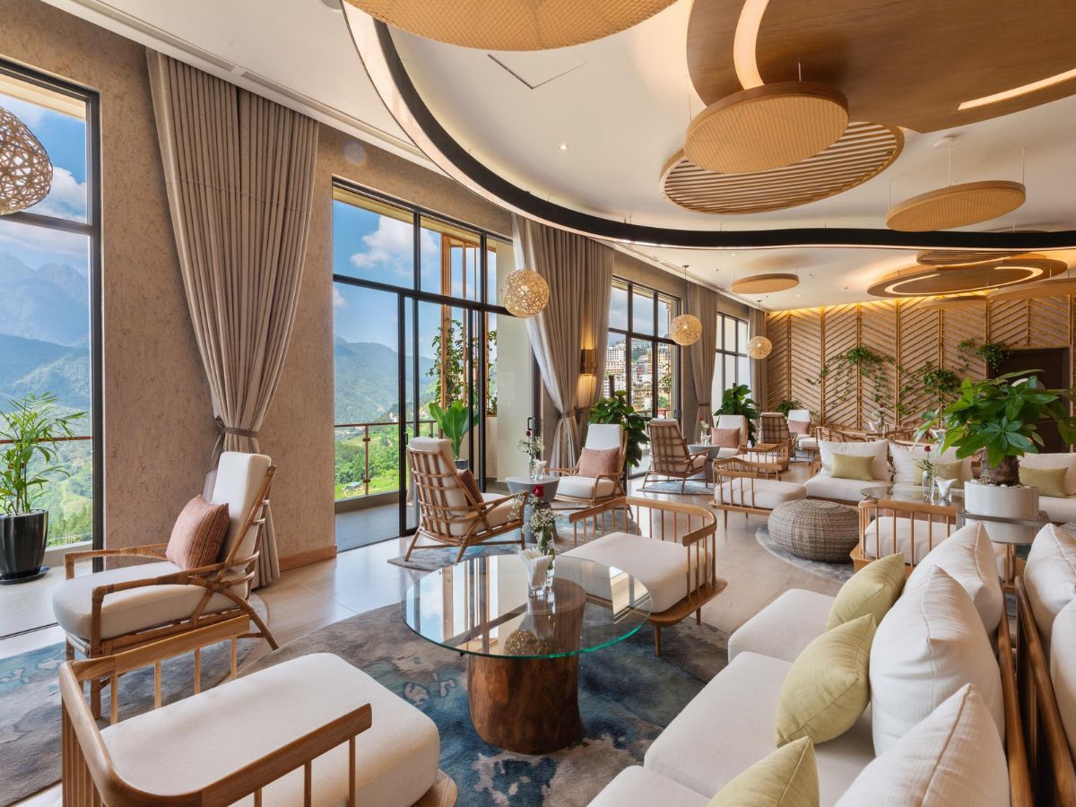 Sảnh khách sạn sang trọng, nơi cảm nhận dịch vụ chuyên nghiệp và không khí nghỉ dưỡng đúng chuẩn.