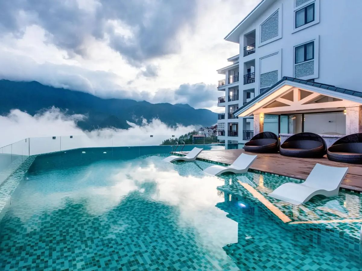 Pistachio Hotel Sa Pa, hồ bơi vô cực hướng Hoàng Liên Sơn, khoảnh khắc ngắm mây tràn qua ban công thật khó quên.