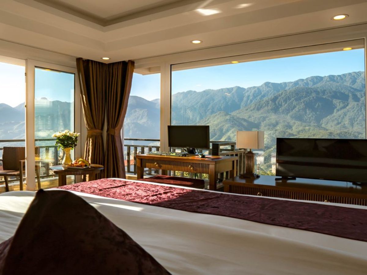Sa Pa Horizon Hotel, phòng có ban công đón nắng sáng, nơi ngồi nhâm nhi trà nhìn mây chạy qua mái nhà cổ.