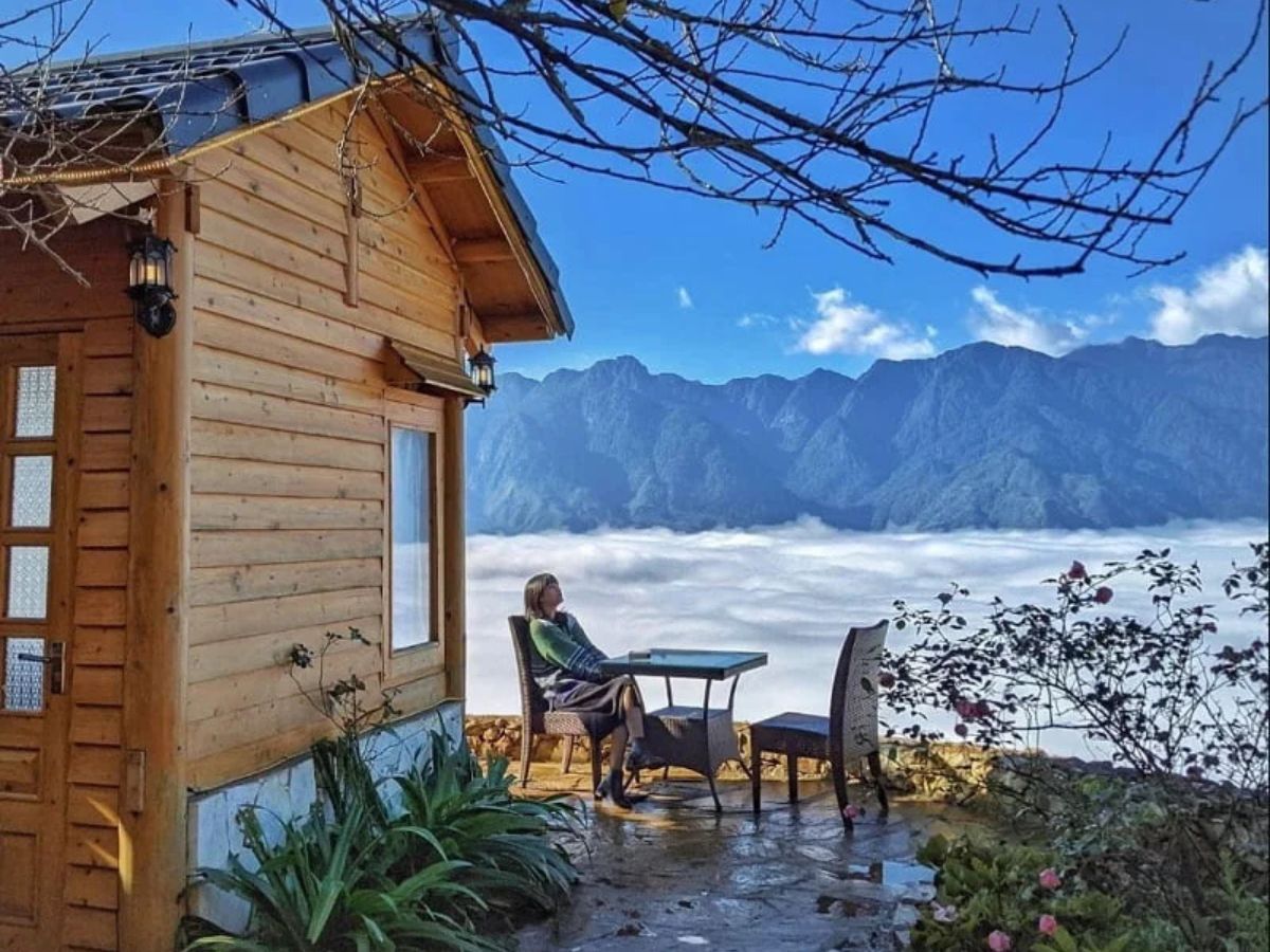 Ban công phòng hướng Hoàng Liên Sơn, buổi sáng ngắm mây trôi và hít căng bầu không khí vùng cao.