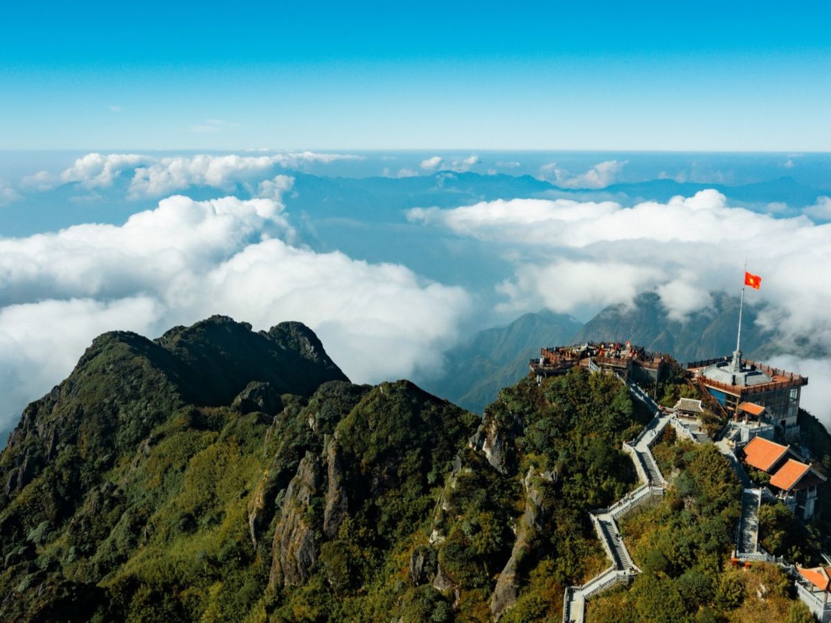 Từng lớp sương cuộn quanh Fansipan, biểu tượng huyền thoại mà ai đến Sa Pa lần đầu cũng khao khát chinh phục.
