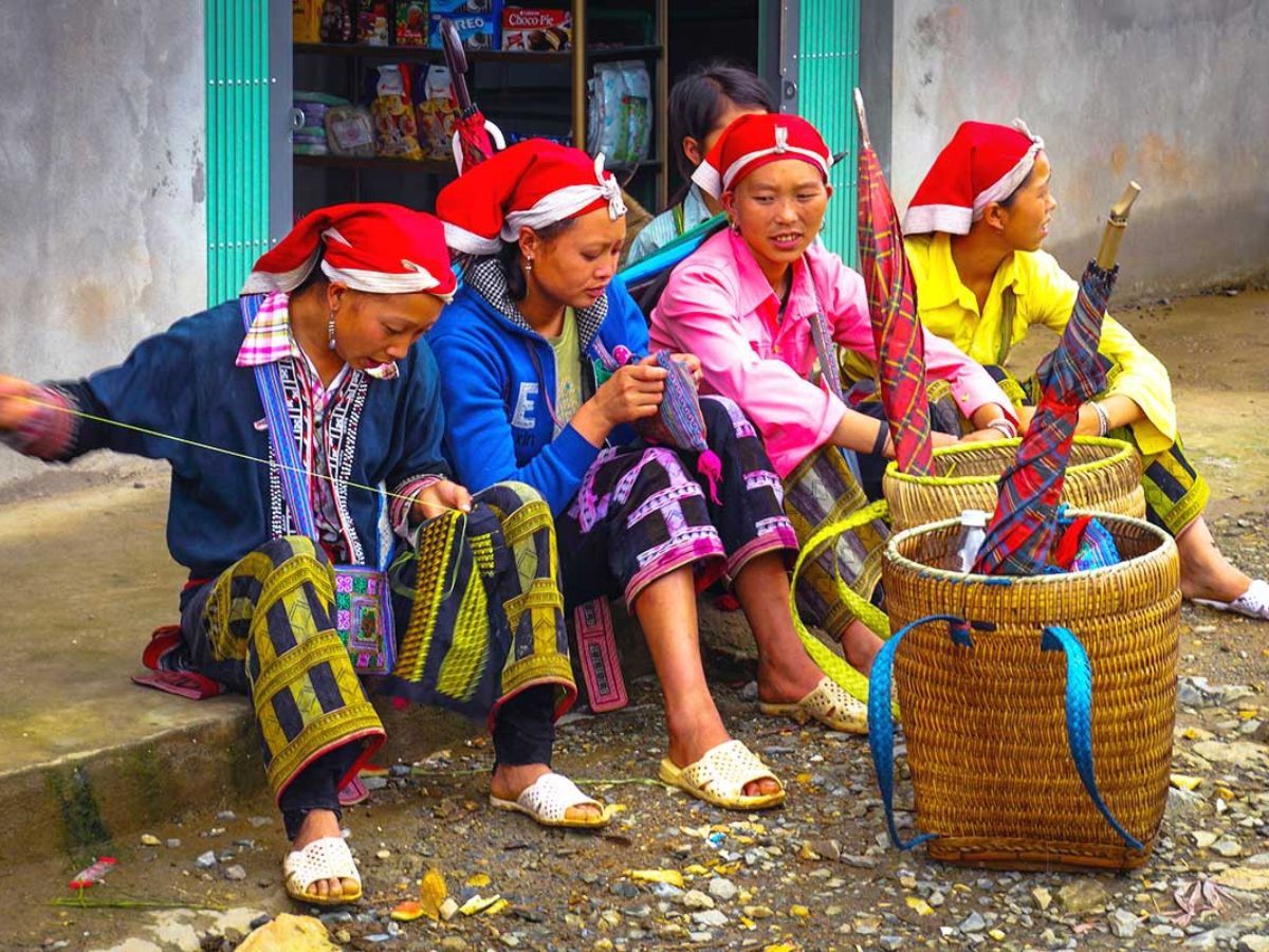 Chợ phiên vùng cao rộn ràng sắc màu thổ cẩm, điểm hẹn văn hóa không thể bỏ lỡ trong chuyến đi đầu tiên.