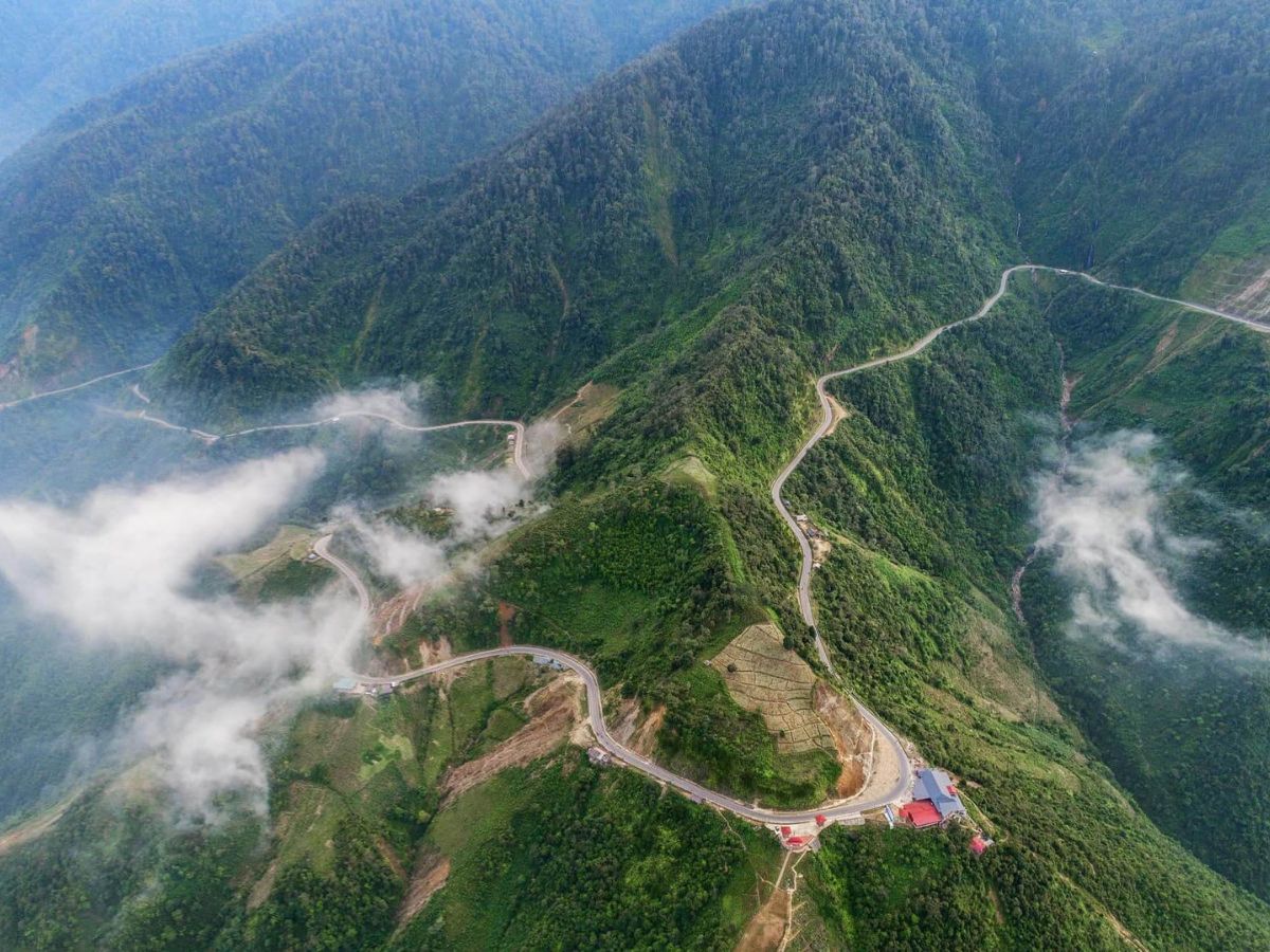 Con đường đèo quanh co dẫn lối lên Sa Pa, nơi mây phủ núi và khí trời se lạnh chạm vào từng nhịp tim người lữ khách.