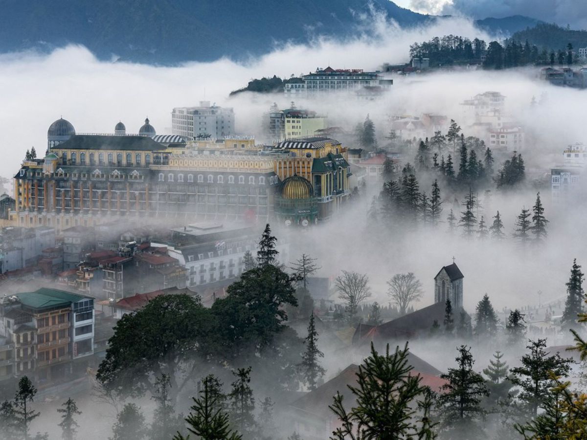 Thị trấn Sa Pa ẩn hiện trong sương, khung cảnh mở đầu cho hành trình khám phá miền núi Tây Bắc đầu tiên. 