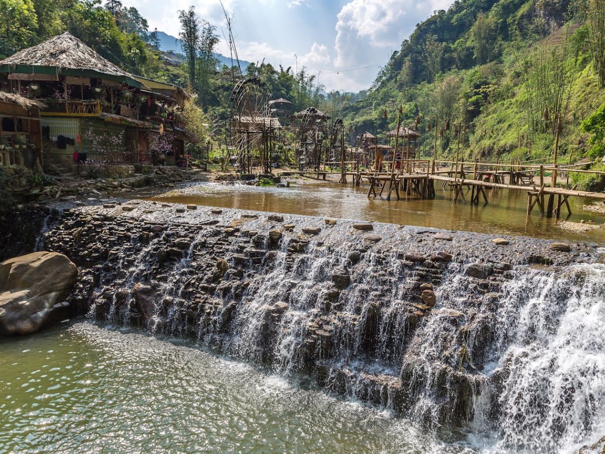 Bản Cát Cát yên bình giữa ruộng bậc thang, nơi người H’Mông vẫn giữ trọn nét văn hóa truyền thống qua nghề dệt lanh và chạm bạc.