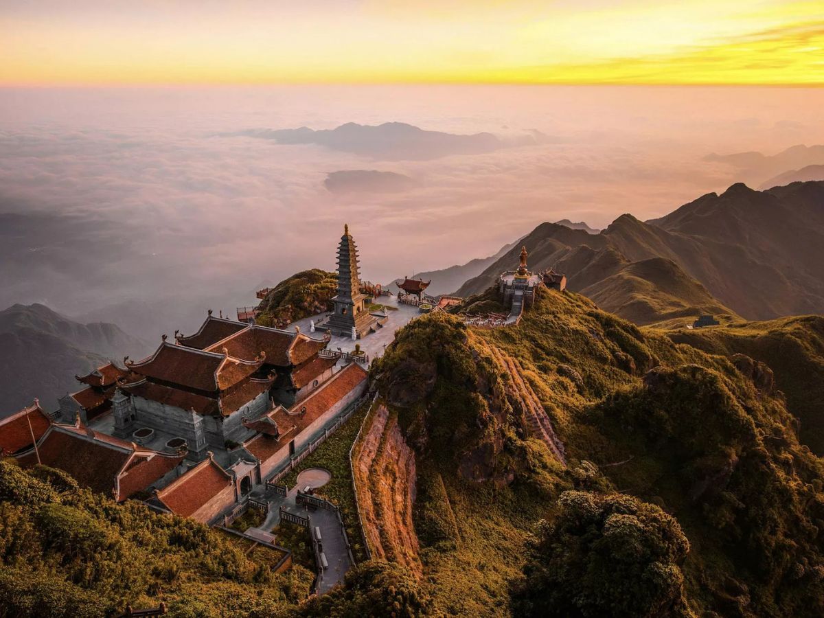 Hành trình chạm nóc nhà Đông Dương giữa biển mây trắng xóa, nơi bạn có thể thu trọn dãy Hoàng Liên Sơn hùng vĩ trong tầm mắt