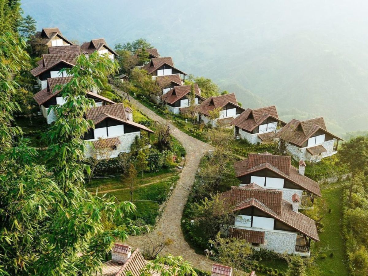 Homestay nằm giữa thung lũng Tả Van, nơi du khách được thức giấc cùng tiếng chim, mây và mùi sương sớm vùng cao