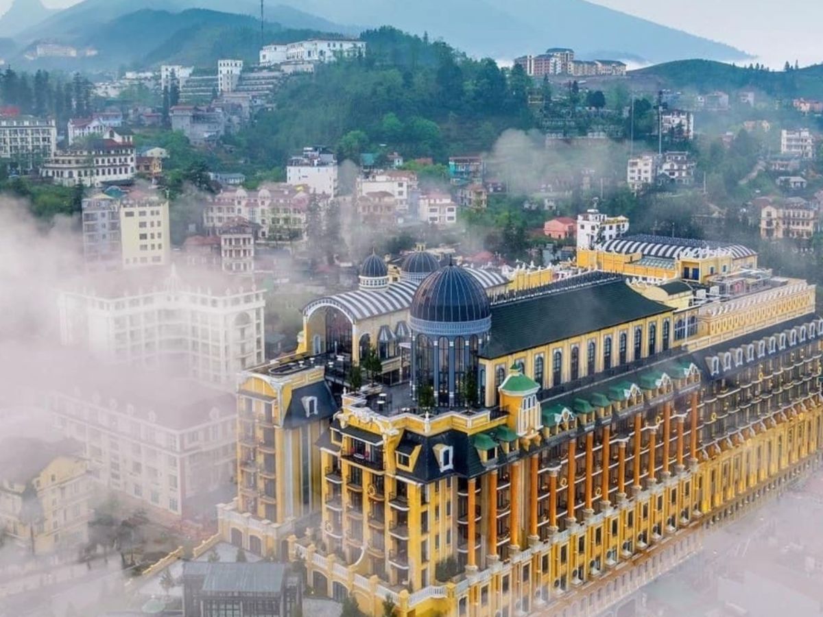 Không gian nghỉ dưỡng mang đậm phong cách Pháp giữa lòng Sa Pa, kết hợp xa hoa hiện đại và hơi thở cổ điển tinh tế. 