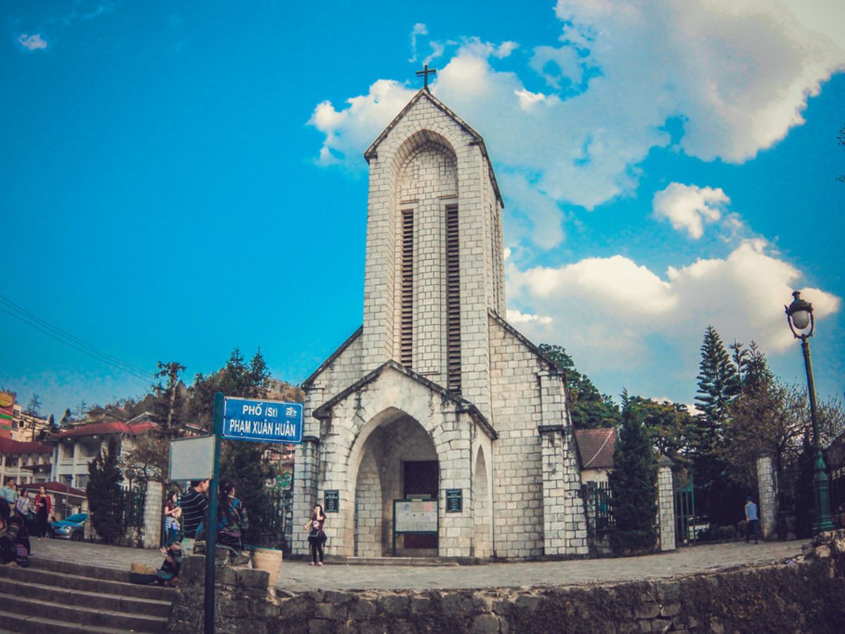 Biểu tượng cổ kính của phố núi, nơi nhộn nhịp ánh đèn đêm và những phiên chợ vùng cao rộn ràng tiếng khèn, tiếng cười.