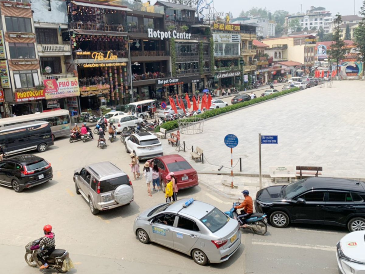Dạo quanh Nhà thờ đá và quảng trường trung tâm – nơi nhịp sống Sa Pa hiện ra rộn ràng trong sương.