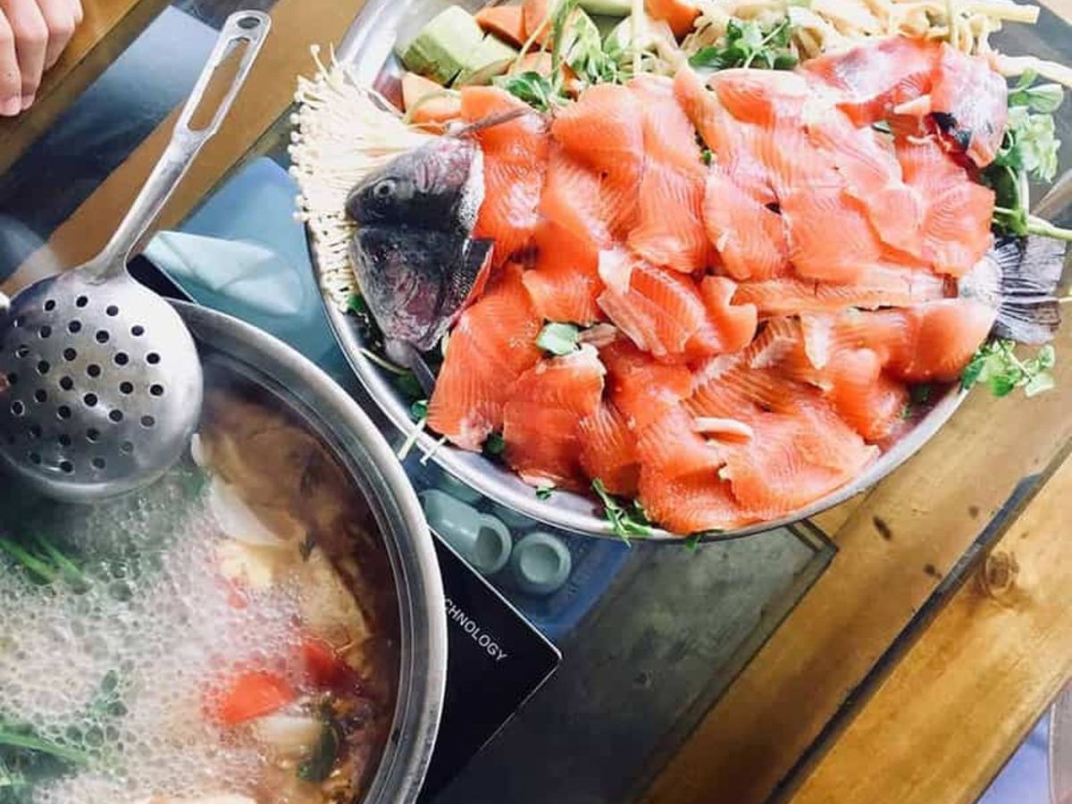 Thưởng thức lẩu cá hồi tại Sa Pa. 