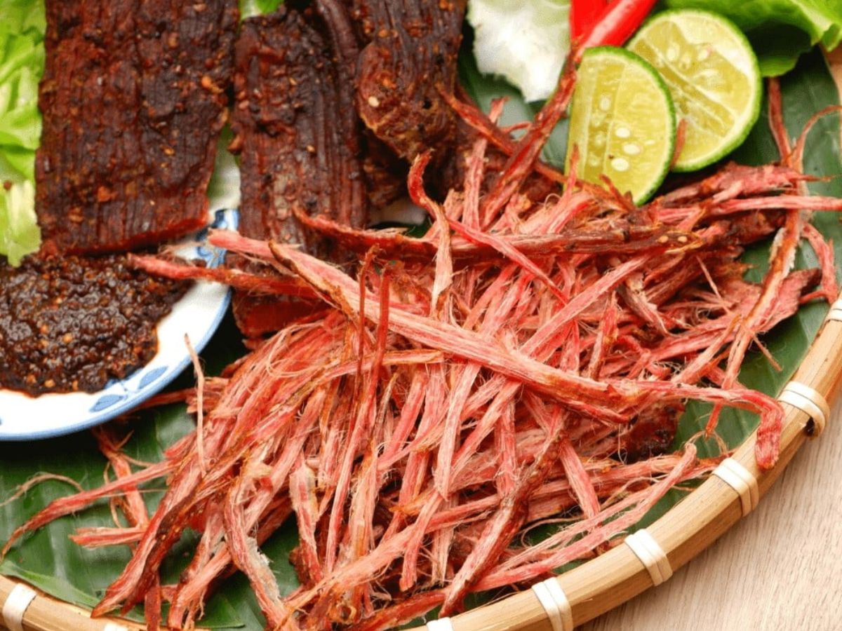 Thịt trâu gác bếp là món đặc sản hấp dẫn tại Sa Pa.