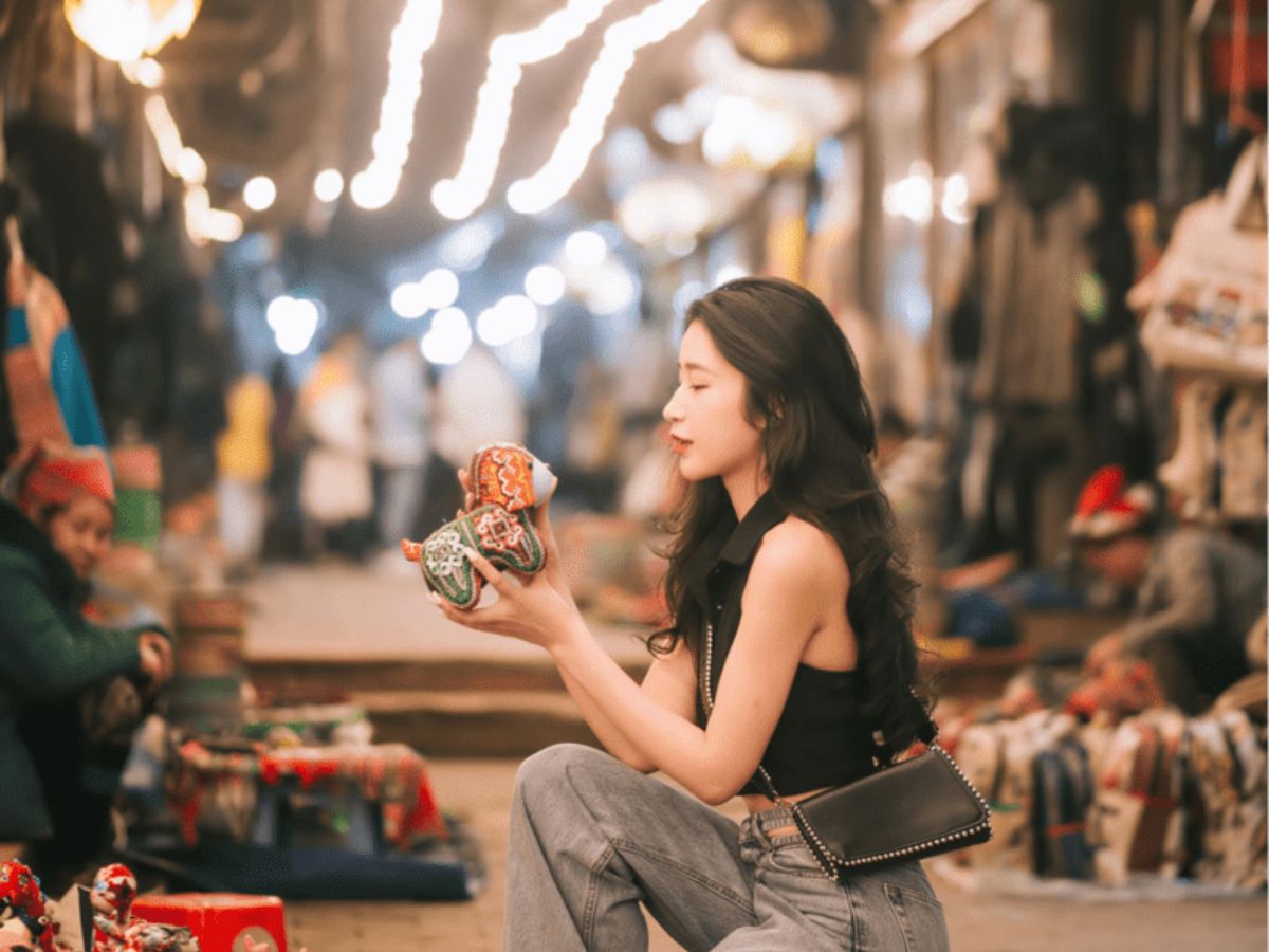 Mua đặc sản tại chợ đêm Sa Pa. 