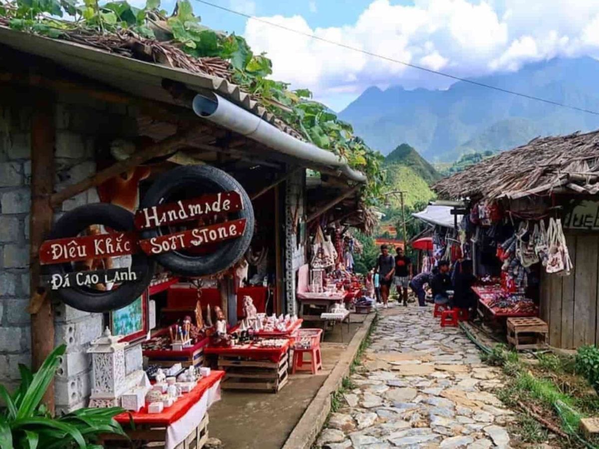 Mua đặc sản Sa Pa tại bản Cát Cát. 