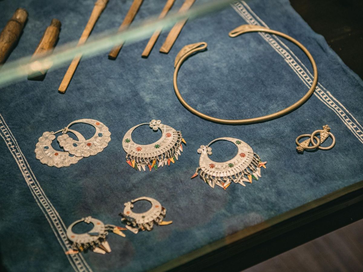 Trang sức bạc được chạm trổ thủ công tinh xảo.