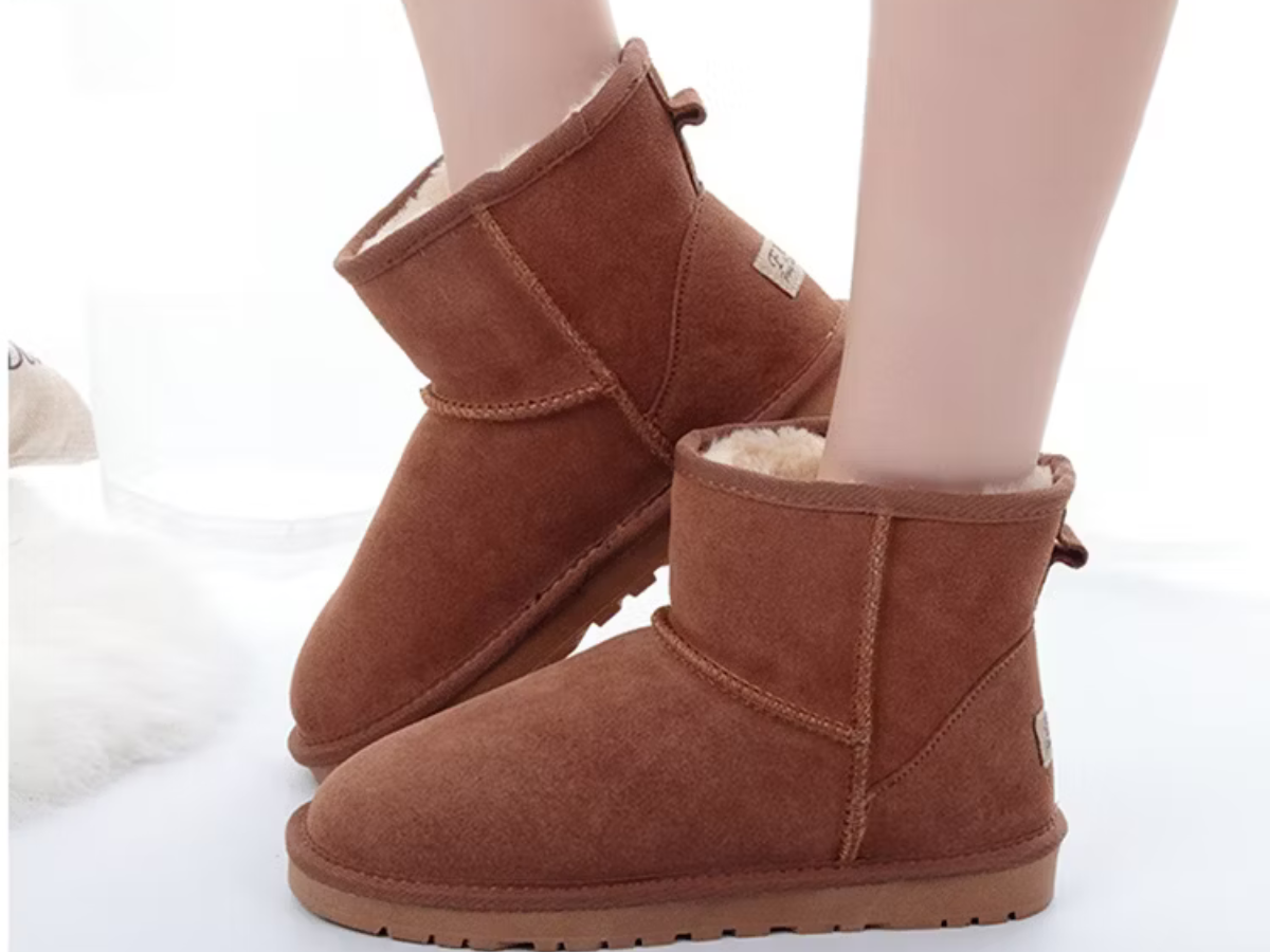 Một đôi giày ấm áp, chống trơn trượt sẽ giúp bạn di chuyển an toàn khi khám phá Sa Pa.